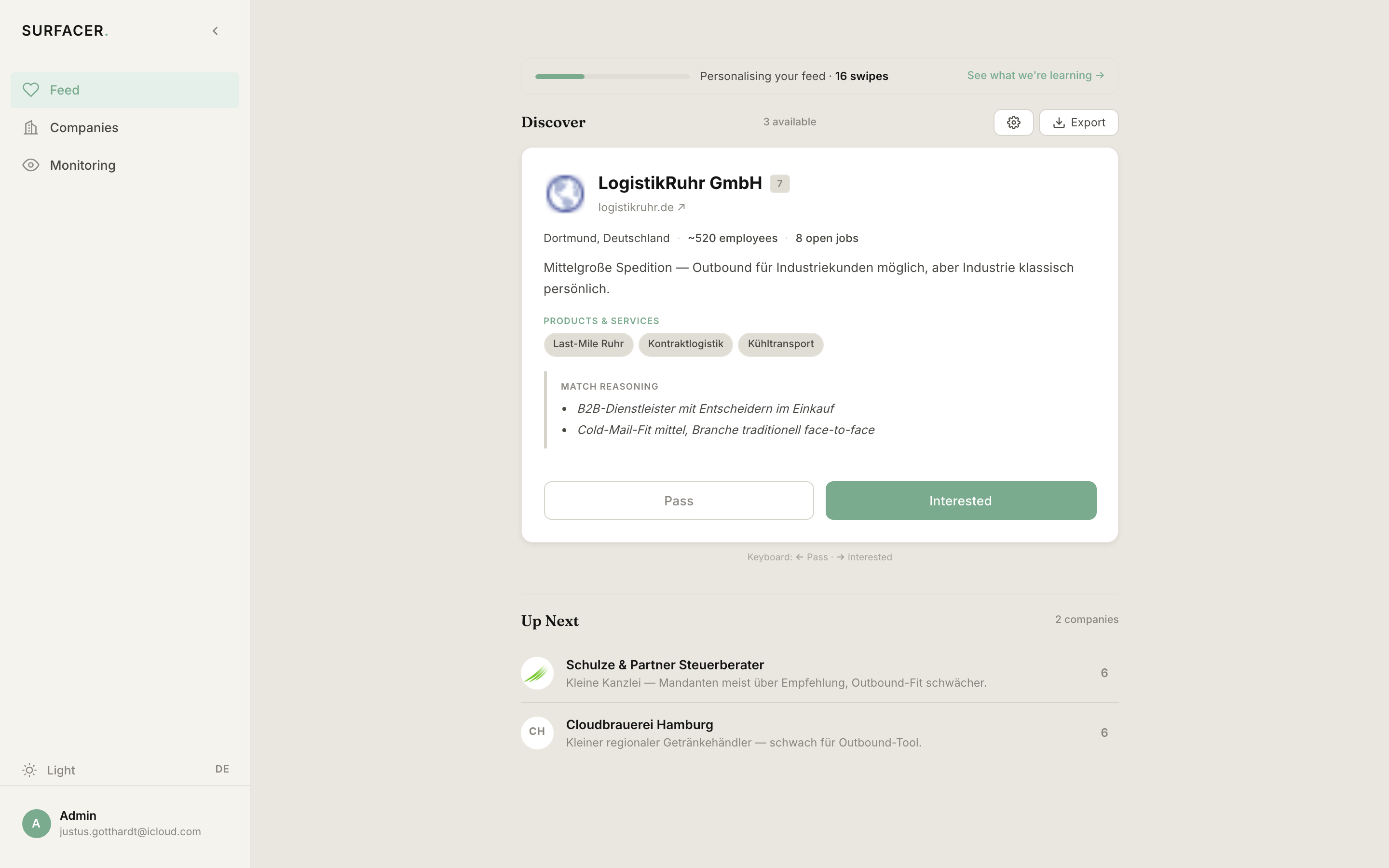Surfacer Feed &mdash; Beispiel-Lead mit Firma, Branche, Match-Reasoning und Up-Next-Liste